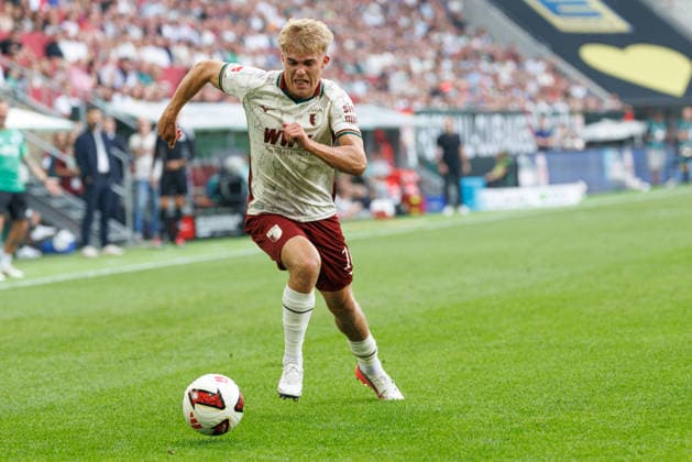 Hennes Behrens (16, FC Augsburg) beim Spiel zwischen FC Augsburg v FC Schalke 04, Fussball, Herren, Bundesliga, 2026 2027, 1.Spieltag am 30.08.2026 in Augsburg, WWK ARENA. DFL and DFB regulations prohibit any use of photographs as image sequences and or quasi-video. Bayern Deutschland *** Hennes Behrens 16, FC Augsburg during the match between FC Augsburg and FC Schalke 04, Soccer, Men s, Bundesliga, 2026–2027, Matchday 1 on August 30, 2026, in Augsburg, WWK ARENA. DFL and DFB regulations prohibit any use of photographs as image sequences and or quasi-video. Bavaria, Germany