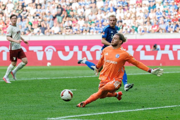Loris Karius (1, FC Schalke 04) beim Spiel zwischen FC Augsburg v FC Schalke 04, Fussball, Herren, Bundesliga, 2026 2027, 1.Spieltag am 30.08.2026 in Augsburg, WWK ARENA. DFL and DFB regulations prohibit any use of photographs as image sequences and or quasi-video. Bayern Deutschland *** Loris Karius 1, FC Schalke 04 during the match between FC Augsburg and FC Schalke 04, Soccer, Men s, Bundesliga, 2026–2027, Matchday 1 on August 30, 2026, in Augsburg, WWK ARENA. DFL and DFB regulations prohibit any use of photographs as image sequences and or quasi-video. Bavaria, Germany