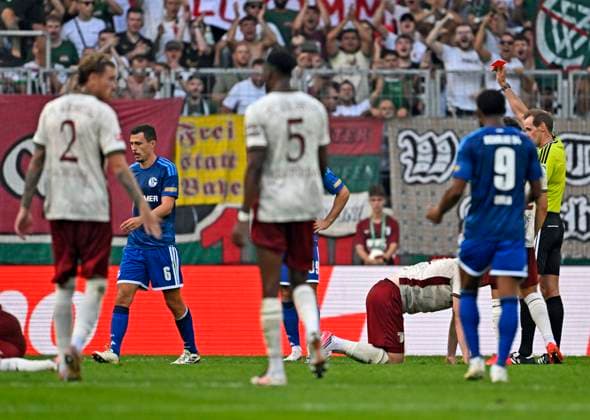 30.08.2026, Fussball Bundesliga 2026 2027, 1.Spieltag, FC Augsburg - FC Schalke 04, in der WWK-Arena Augsburg, Ron Schallenberg (FC Schalke 04) sieht die rote Karte von. Schiedsrichter Sascha Stegemann (Deutschland). ***DFL and DFB regulations prohibit any use of photographs as image sequences and or quasi-video.*** *** August 30, 2026, 2026–2027 Bundesliga, Matchday 1, FC Augsburg vs. FC Schalke 04, at the WWK Arena in Augsburg, Ron Schallenberg. FC Schalke 04 receives a red card from referee Sascha Stegemann. Germany ***DFL and DFB regulations prohibit any use of photographs as image sequences and or quasi-video***