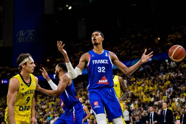 260830 Pelle Larsson of Sweden and Victor Wembanyama of France during the FIBA World Cup Qualifier basketball game between Sweden and France on August 30, 2026 in Stockholm. Photo: Joel Marklund BILDBYRAN kod JM JM0848 bbeng basket basketball vm-kval fiba world cup qualifiers sverige sweden frankrike france Copyright: JOELxMARKLUND BB260830JM045