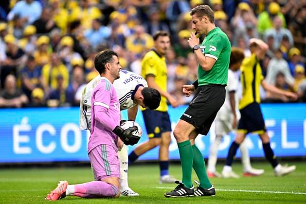 Royale Union Saint-Gilloise v RSC Anderlecht - Jupiler Pro League BRUSSELS, BELGIUM - AUGUST 30 : Coosemans Colin goalkeeper of RSC Anderlecht and referee Visser Lawrence during the Jupiler Pro League match between Royale Union Saint-Gilloise and RSC Anderlecht on August 30, 2026 in Brussels, Belgium, 30 08 2026 Brussels Belgium  Copyright: xTomasxSiskx