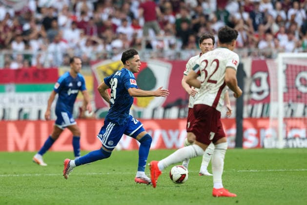 Soufiane El-Faouzi (FC Schalke 04, 23) mit Ball mit Fabian Rieder (FC Augsburg, 32), GER, FC Augsburg vs. FC Schalke 04, Fussball, Bundesliga, 1. Spieltag, Saison 2026 2027, 30.08.2026, DFL DFB REGULATIONS PROHIBIT ANY USE OF PHOTOGRAPHS as IMAGE SEQUENCES and or QUASI-VIDEO, GER, FC Augsburg vs. FC Schalke 04, Fussball, Bundesliga, 1. Spieltag, Saison 2026 2027, 30.08.2026 Augsburg *** Soufiane El Faouzi, FC Schalke 04, 23, with the ball, with Fabian Rieder, FC Augsburg, 32, GER, FC Augsburg vs. FC Schalke 04, soccer, Bundesliga, Matchday 1, 2026–2027 season, August 30, 2026, DFL and DFB regulations prohibit any use of photographs as image sequences and or quasi-video, GER, FC Augsburg vs. FC Schalke 04, soccer, Bundesliga, Matchday 1, 2026–2027 Season, August 30, 2026, Augsburg Copyright: xEibner-Pressefoto JennixMaulx EP_JML