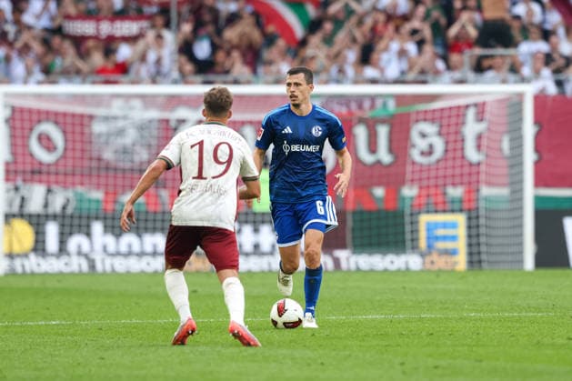 Ron Schallenberg (FC Schalke 04, 06) mit Robin Fellhauer (FC Augsburg, 19), GER, FC Augsburg vs. FC Schalke 04, Fussball, Bundesliga, 1. Spieltag, Saison 2026 2027, 30.08.2026, DFL DFB REGULATIONS PROHIBIT ANY USE OF PHOTOGRAPHS as IMAGE SEQUENCES and or QUASI-VIDEO, GER, FC Augsburg vs. FC Schalke 04, Fussball, Bundesliga, 1. Spieltag, Saison 2026 2027, 30.08.2026 Augsburg *** Ron Schallenberg, FC Schalke 04, 06, with Robin Fellhauer, FC Augsburg, 19, GER, FC Augsburg vs. FC Schalke 04, Soccer, Bundesliga, Matchday 1, 2026–2027 season, August 30, 2026, DFL and DFB regulations prohibit any use of photographs as image sequences and or quasi-video, GER, FC Augsburg vs. FC Schalke 04, soccer, Bundesliga, Matchday 1, 2026–2027 Season, August 30, 2026, Augsburg Copyright: xEibner-Pressefoto JennixMaulx EP_JML