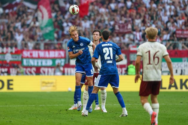 Kopfball Timo Becker (FC Schalke 04, 05), mit Dejan Ljubicic (FC Schalke 04, 21), GER, FC Augsburg vs. FC Schalke 04, Fussball, Bundesliga, 1. Spieltag, Saison 2026 2027, 30.08.2026, DFL DFB REGULATIONS PROHIBIT ANY USE OF PHOTOGRAPHS as IMAGE SEQUENCES and or QUASI-VIDEO, GER, FC Augsburg vs. FC Schalke 04, Fussball, Bundesliga, 1. Spieltag, Saison 2026 2027, 30.08.2026 Augsburg *** Header by Timo Becker (FC Schalke 04, 05) with Dejan Ljubicic (FC Schalke 04, 21), GER, FC Augsburg vs. FC Schalke 04, soccer, Bundesliga, Matchday 1, 2026–2027 season, August 30, 2026, DFL and DFB regulations prohibit any use of photographs as image sequences and or quasi-video, GER, FC Augsburg vs. FC Schalke 04, soccer, Bundesliga, Matchday 1, 2026–2027 Season, August 30, 2026, Augsburg Copyright: xEibner-Pressefoto JennixMaulx EP_JML