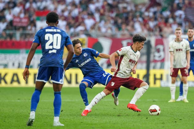 Fabian Rieder (FC Augsburg, 32) mit Soufiane El-Faouzi (FC Schalke 04, 23), GER, FC Augsburg vs. FC Schalke 04, Fussball, Bundesliga, 1. Spieltag, Saison 2026 2027, 30.08.2026, DFL DFB REGULATIONS PROHIBIT ANY USE OF PHOTOGRAPHS as IMAGE SEQUENCES and or QUASI-VIDEO, GER, FC Augsburg vs. FC Schalke 04, Fussball, Bundesliga, 1. Spieltag, Saison 2026 2027, 30.08.2026 Augsburg *** Fabian Rieder (FC Augsburg), 32, with Soufiane El Faouzi (FC Schalke 04), 23, GER, FC Augsburg vs. FC Schalke 04, Soccer, Bundesliga, Matchday 1, 2026–2027 Season, August 30, 2026, DFL and DFB regulations prohibit any use of photographs as image sequences and or quasi-video, GER, FC Augsburg vs. FC Schalke 04, soccer, Bundesliga, Matchday 1, 2026–2027 Season, August 30, 2026, Augsburg Copyright: xEibner-Pressefoto JennixMaulx EP_JML