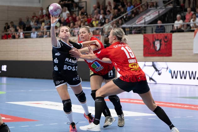 Halle, Deutschland 30.August 2026: Im v. li. im Zweikampf Johanna Farkas (Metzingen), Ilona Kieffer (Halle) und Lea Gruber (Halle) Handball Bundesliga Frauen, Saison 2026 2027 SV Union Halle-Neustadt vs.TuS Metzingen Halle Saale Copyright: xEibner-Pressefotox EP_