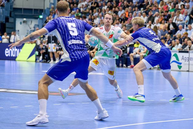 30.08.2026, xsefx, Handball, 1. HBL, VfL Gummersbach - SC Magdeburg, Saison 2026 2027 Herren, Schwalbe-Arena: Felix Claar (SC Magdeburg 07) im Zweikampf gegen Tilen Kodrin (VfL Gummersbach 05) und Ellidi Vidarsso (VfL Gummersbach 04) Nordrhein-Westfalen Deutschland