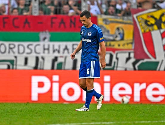 30.08.2026, Fussball Bundesliga 2026 2027, 1.Spieltag, FC Augsburg - FC Schalke 04, in der WWK-Arena Augsburg, Ron Schallenberg (FC Schalke 04) verläßt das Spiel nach seiner Roten Karte ***DFL and DFB regulations prohibit any use of photographs as image sequences and or quasi-video.*** *** August 30, 2026, 2026–2027 Bundesliga, Matchday 1, FC Augsburg vs. FC Schalke 04, at the WWK Arena in Augsburg; Ron Schallenberg of FC Schalke 04 is sent off after receiving a red card ***DFL and DFB regulations prohibit any use of photographs as image sequences and or quasi-video***