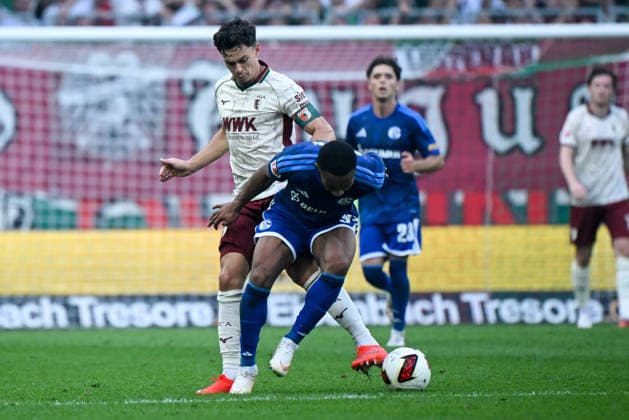 30.08.2026, xemx, Fussball 1.Bundesliga, FC Augsburg - FC Schalke 04 v.l. Fabian Rieder (FC Augsburg), Moussa Sylla (FC Schalke 04) Zweikampf, Aktion, action, battle for the ball (DFL DFB REGULATIONS PROHIBIT ANY USE OF PHOTOGRAPHS as IMAGE SEQUENCES and or QUASI-VIDEO) Augsburg *** August 30, 2026, xemx, Soccer, Bundesliga 1, FC Augsburg vs. FC Schalke 04, Fabian Rieder, FC Augsburg, Moussa Sylla, FC Schalke 04, tackle, action, battle for the ball. DFL and DFB regulations prohibit any use of photographs as image sequences and or quasi-video. Augsburg