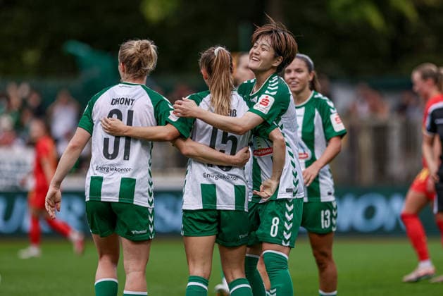 v.li.: Elena Dhont (SV Werder Bremen, 31), Michelle Weiß (SV Werder Bremen, 15) und Torschützin Mei Shimada (SV Werder Bremen, 8) mit Torjubel, Jubel, jubeln, jubelt, optimistisch, Spielszene, Highlight, Freude über das Tor zum 1:0, DIE DFB-RICHTLINIEN UNTERSAGEN JEGLICHE NUTZUNG VON FOTOS ALS SEQUENZBILDER UND ODER VIDEOÄHNLICHE FOTOSTRECKEN. DFB REGULATIONS PROHIBIT ANY USE OF PHOTOGRAPHS AS IMAGE SEQUENCES AND OR QUASI-VIDEO., 30.08.2026, Bremen (Deutschland), Fussball, Google Pixel Frauen-Bundesliga, SV Werder Bremen - RB Leipzig *** From left: Elena Dhont (SV Werder Bremen, 31), Michelle Weiß (SV Werder Bremen, 15), and goal scorer Mei Shimada (SV Werder Bremen, 8) celebrating the goal; celebration, cheering, optimistic, game scene, highlight, joy over the 1-0 goal, DFB REGULATIONS PROHIBIT ANY USE OF PHOTOGRAPHS AS SEQUENCE IMAGES AND OR VIDEO-LIKE PHOTO SERIES DFB REGULATIONS PROHIBIT ANY USE OF PHOTOGRAPHS AS SEQUENCE IMAGES, August 30, 2026, Bremen, Germany, soccer, Google Pixel Women’s Bundesliga, SV Werder Bremen vs. RB Leipzig xobx