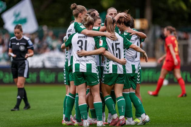 Spielerinnen des SV Werder Bremen mit Torjubel, Jubel, jubeln, jubelt, optimistisch, Spielszene, Highlight, Freude über das Tor zum 1:0, DIE DFB-RICHTLINIEN UNTERSAGEN JEGLICHE NUTZUNG VON FOTOS ALS SEQUENZBILDER UND ODER VIDEOÄHNLICHE FOTOSTRECKEN. DFB REGULATIONS PROHIBIT ANY USE OF PHOTOGRAPHS AS IMAGE SEQUENCES AND OR QUASI-VIDEO., 30.08.2026, Bremen (Deutschland), Fussball, Google Pixel Frauen-Bundesliga, SV Werder Bremen - RB Leipzig *** SV Werder Bremen players celebrating a goal, cheering, jubilant, optimistic, game scene, highlight, joy over the 1-0 goal, DFB REGULATIONS PROHIBIT ANY USE OF PHOTOGRAPHS AS SEQUENCE IMAGES AND OR VIDEO-LIKE PHOTO STREAMS DFB REGULATIONS PROHIBIT ANY USE OF PHOTOGRAPHS AS IMAGE SEQU, August 30, 2026, Bremen, Germany, soccer, Google Pixel Women’s Bundesliga, SV Werder Bremen vs. RB Leipzig xobx