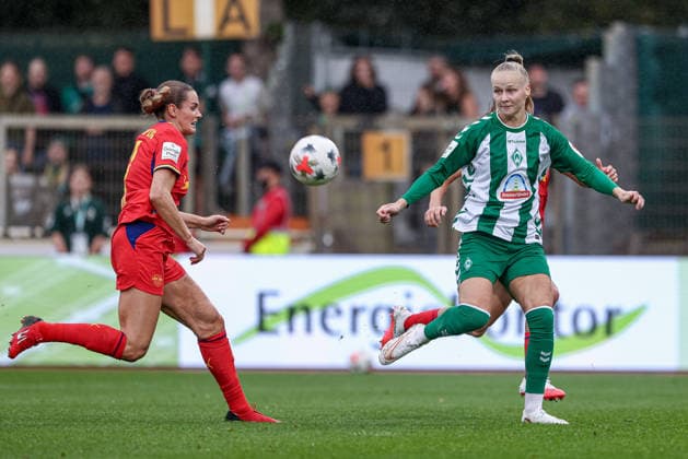 v.li.: Andrea Norheim (RB Leipzig, 3) und Isabella Jaron (SV Werder Bremen, 11) im Zweikampf, Duell, Dynamik, Aktion, Action, Spielszene, DIE DFB-RICHTLINIEN UNTERSAGEN JEGLICHE NUTZUNG VON FOTOS ALS SEQUENZBILDER UND ODER VIDEOÄHNLICHE FOTOSTRECKEN. DFB REGULATIONS PROHIBIT ANY USE OF PHOTOGRAPHS AS IMAGE SEQUENCES AND OR QUASI-VIDEO., 30.08.2026, Bremen (Deutschland), Fussball, Google Pixel Frauen-Bundesliga, SV Werder Bremen - RB Leipzig *** From left: Andrea Norheim (RB Leipzig, 3) and Isabella Jaron (SV Werder Bremen, 11) in a one-on-one battle, duel, dynamic moment, action, game scene, DFB REGULATIONS PROHIBIT ANY USE OF PHOTOGRAPHS AS IMAGE SEQUENCES AND OR VIDEO-LIKE PHOTO SERIES DFB REGULATIONS PROHIBIT ANY USE OF PHOTOGRAPHS AS IMAGE SEQUENCES AND OR QUASI-VIDEO, August 30, 2026, Bremen, Germany, soccer, Google Pixel Women’s Bundesliga, SV Werder Bremen vs. RB Leipzig xobx