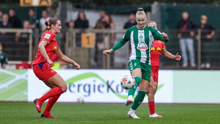 v.li.: Andrea Norheim (RB Leipzig, 3) und Isabella Jaron (SV Werder Bremen, 11) im Zweikampf, Duell, Dynamik, Aktion, Action, Spielszene, DIE DFB-RICHTLINIEN UNTERSAGEN JEGLICHE NUTZUNG VON FOTOS ALS SEQUENZBILDER UND ODER VIDEOÄHNLICHE FOTOSTRECKEN. DFB REGULATIONS PROHIBIT ANY USE OF PHOTOGRAPHS AS IMAGE SEQUENCES AND OR QUASI-VIDEO., 30.08.2026, Bremen (Deutschland), Fussball, Google Pixel Frauen-Bundesliga, SV Werder Bremen - RB Leipzig *** From left: Andrea Norheim (RB Leipzig, 3) and Isabella Jaron (SV Werder Bremen, 11) in a one-on-one battle, duel, dynamic moment, action, game scene, DFB REGULATIONS PROHIBIT ANY USE OF PHOTOGRAPHS AS IMAGE SEQUENCES AND OR VIDEO-LIKE PHOTO SERIES DFB REGULATIONS PROHIBIT ANY USE OF PHOTOGRAPHS AS IMAGE SEQUENCES AND OR QUASI-VIDEO, August 30, 2026, Bremen, Germany, soccer, Google Pixel Women’s Bundesliga, SV Werder Bremen vs. RB Leipzig xobx