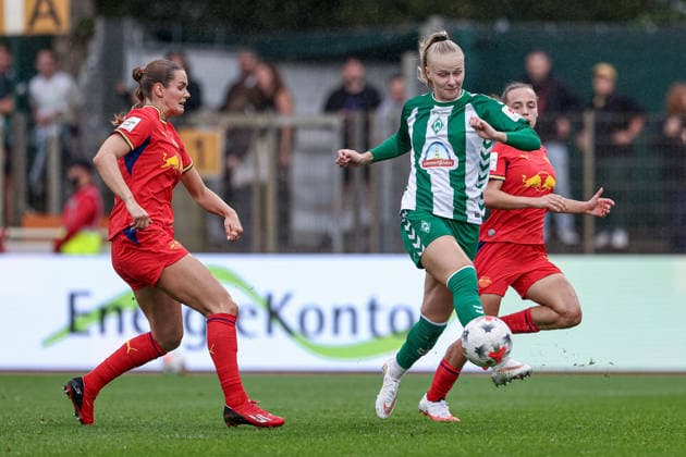 v.li.: Andrea Norheim (RB Leipzig, 3) und Isabella Jaron (SV Werder Bremen, 11) im Zweikampf, Duell, Dynamik, Aktion, Action, Spielszene, DIE DFB-RICHTLINIEN UNTERSAGEN JEGLICHE NUTZUNG VON FOTOS ALS SEQUENZBILDER UND ODER VIDEOÄHNLICHE FOTOSTRECKEN. DFB REGULATIONS PROHIBIT ANY USE OF PHOTOGRAPHS AS IMAGE SEQUENCES AND OR QUASI-VIDEO., 30.08.2026, Bremen (Deutschland), Fussball, Google Pixel Frauen-Bundesliga, SV Werder Bremen - RB Leipzig *** From left: Andrea Norheim (RB Leipzig, 3) and Isabella Jaron (SV Werder Bremen, 11) in a one-on-one battle, duel, dynamic moment, action, game scene, DFB REGULATIONS PROHIBIT ANY USE OF PHOTOGRAPHS AS IMAGE SEQUENCES AND OR VIDEO-LIKE PHOTO SERIES DFB REGULATIONS PROHIBIT ANY USE OF PHOTOGRAPHS AS IMAGE SEQUENCES AND OR QUASI-VIDEO, August 30, 2026, Bremen, Germany, soccer, Google Pixel Women’s Bundesliga, SV Werder Bremen vs. RB Leipzig xobx