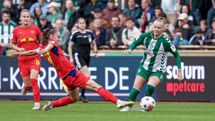 v.li.: Zenia Mertens (RB Leipzig, 4) und Isabella Jaron (SV Werder Bremen, 11) im Zweikampf, Duell, Dynamik, Aktion, Action, Spielszene, DIE DFB-RICHTLINIEN UNTERSAGEN JEGLICHE NUTZUNG VON FOTOS ALS SEQUENZBILDER UND ODER VIDEOÄHNLICHE FOTOSTRECKEN. DFB REGULATIONS PROHIBIT ANY USE OF PHOTOGRAPHS AS IMAGE SEQUENCES AND OR QUASI-VIDEO., 30.08.2026, Bremen (Deutschland), Fussball, Google Pixel Frauen-Bundesliga, SV Werder Bremen - RB Leipzig *** Zenia Mertens (RB Leipzig, No. 4) and Isabella Jaron (SV Werder Bremen, No. 11) in a one-on-one battle, duel, dynamic moment, action, game scene, DFB REGULATIONS PROHIBIT ANY USE OF PHOTOGRAPHS AS SEQUENCE IMAGES AND OR VIDEO-LIKE PHOTO SERIES DFB REGULATIONS PROHIBIT ANY USE OF PHOTOGRAPHS AS IMAGE SEQUENCES AND OR QUASI-VIDEO, August 30, 2026, Bremen, Germany, soccer, Google Pixel Women’s Bundesliga, SV Werder Bremen vs. RB Leipzig xobx