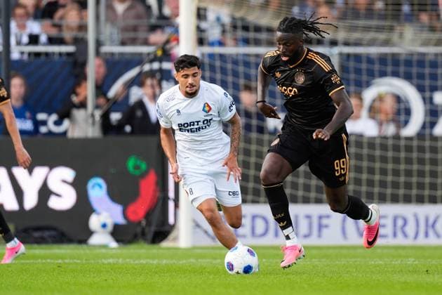 VELSEN-ZUID , 30-08-2026 , BUKO Stadion , season 2026 2027 , Dutch Eredivisie football , match between Telstar and Ajax , Picture shows Telstar player Emirhan Demircan and AFC Ajax player Tolu Arokodare Telstar - Ajax  x206254965x Copyright:
