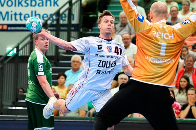 Wetzlar: HBL - 26 27 - HSG Wetzlar - SG BBM Bietigheim v.li. Till Hermann (Bietighiem), Torhueter Bart Ravensbergen (Wetzlar) Wetzlar Buderus Arena Deutschland