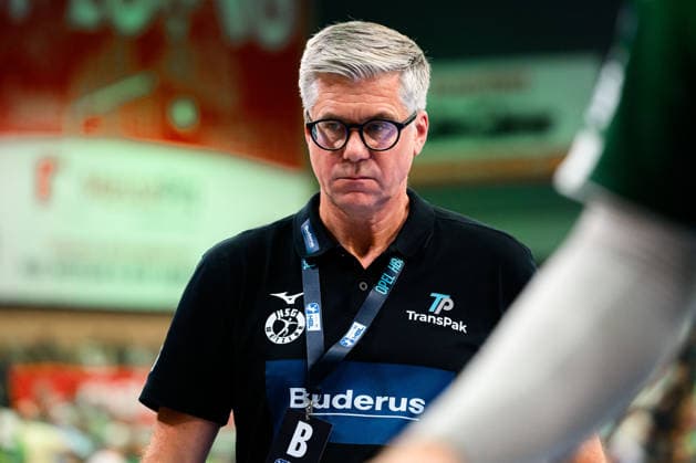 Wetzlar: HBL - 26 27 - HSG Wetzlar - SG BBM Bietigheim Trainer Runar Sigtryggsson (Wetzlar) unzufrieden enttäuscht enttaeuscht niedergeschlagen frustriert, Wetzlar Buderus Arena Deutschland