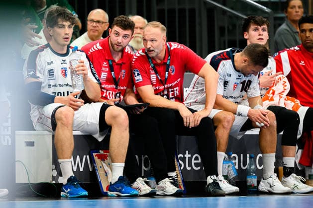 Wetzlar: HBL - 26 27 - HSG Wetzlar - SG BBM Bietigheim Trainer Hartmut Mayerhoffer (Bietigheim) im Gespräch mit Co-Trainer Manuel Schmidt (Bietigheim) Wetzlar Buderus Arena Deutschland