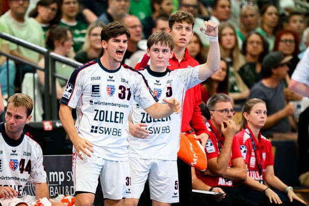 Wetzlar: HBL - 26 27 - HSG Wetzlar - SG BBM Bietigheim Alexander Pfeifer (Bietigheim), Quirin Osswald (Bietigheim), Torhueter Jan Hrdlicka (Bietigheim) Jubel Freude Emotion Wetzlar Buderus Arena Deutschland