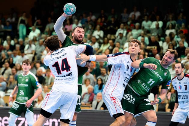 Wetzlar: HBL - 26 27 - HSG Wetzlar - SG BBM Bietigheim Fynn Nicolaus (Bietigheim), Nikola Vlahovic (Bietigheim), Peter Overby (Wetzlar) Wetzlar Buderus Arena Deutschland