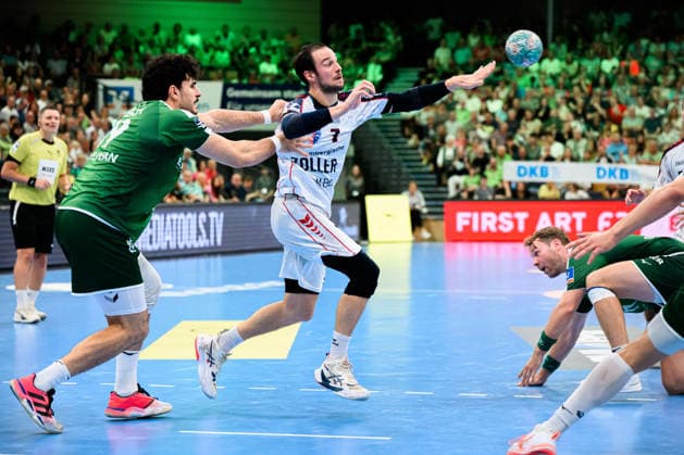 Wetzlar: HBL - 26 27 - HSG Wetzlar - SG BBM Bietigheim v.li. Doruk Pehlivan (Wetzlar), Dominik Claus (Bietigheim) Wetzlar Buderus Arena Deutschland