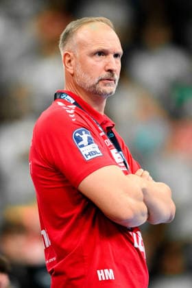 Wetzlar: HBL - 26 27 - HSG Wetzlar - SG BBM Bietigheim Trainer Hartmut Mayerhoffer (Bietigheim) nachdenklich grübelnd gruebelnd Wetzlar Buderus Arena Deutschland