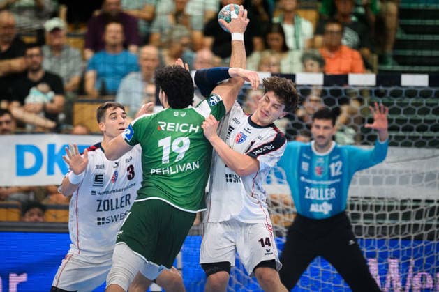 Wetzlar: HBL - 26 27 - HSG Wetzlar - SG BBM Bietigheim v. li. im Zweikampf Nikola Vlahovic (Bietigheim), Doruk Pehlivan (Wetzlar), Fynn Nicolaus (Bietigheim) Wetzlar Buderus Arena Deutschland