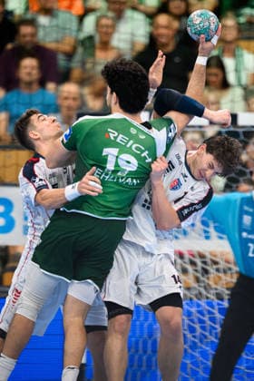 Wetzlar: HBL - 26 27 - HSG Wetzlar - SG BBM Bietigheim v. li. im Zweikampf Nikola Vlahovic (Bietigheim), Doruk Pehlivan (Wetzlar), Fynn Nicolaus (Bietigheim) Wetzlar Buderus Arena Deutschland