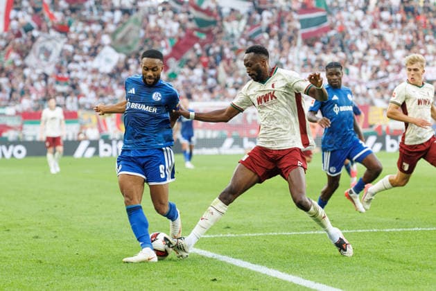 Chrislain Matsima (5, FC Augsburg) und Moussa Sylla (9, FC Schalke 04) beim Spiel zwischen FC Augsburg v FC Schalke 04, Fussball, Herren, Bundesliga, 2026 2027, 1.Spieltag am 30.08.2026 in Augsburg, WWK ARENA. DFL and DFB regulations prohibit any use of photographs as image sequences and or quasi-video. Bayern Deutschland *** Chrislain Matsima 5, FC Augsburg, and Moussa Sylla 9, FC Schalke 04, during the match between FC Augsburg and FC Schalke 04, Soccer, Men s, Bundesliga, 2026–2027, Matchday 1 on August 30, 2026, in Augsburg, WWK ARENA. DFL and DFB regulations prohibit any use of photographs as image sequences and or quasi-video. Bavaria, Germany