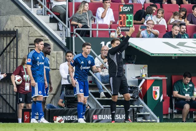 FC Augsburg vs. FC Schalke 04, Fussball, Bundesliga, 1. Spieltag, WWK-Arena Augsburg 30.08.26 vor einer Einwechselung: Robin Gosens (FC Schalke 04, 08) mit seinem ersten Bundesligaspiel für den FC Schalke 04 FC Augsburg vs. FC Schalke 04, Fussball, Bundesliga, 1. Spieltag, WWK-Arena Augsburg 30.08.26 DFB and DFL regulations prohibit any use of photographs as image sequences and or quasi-video. Foto: Lucca Fundel Augsburg WWK-Arena Bayern Deutschland *** FC Augsburg vs. FC Schalke 04, Soccer, Bundesliga, Matchday 1, WWK Arena Augsburg, August 30, 2026, before Robin Gosens came on as a substitute for FC Schalke 04, 2008, in his first Bundesliga match for FC Schalke 04. FC Augsburg vs. FC Schalke 04, Soccer, Bundesliga, Matchday 1, WWK Arena Augsburg, August 30, 2026. DFB and DFL regulations prohibit any use of photographs as image sequences and or quasi-video. Photo by Lucca Fundel, Augsburg WWK Arena, Bavaria, Germany