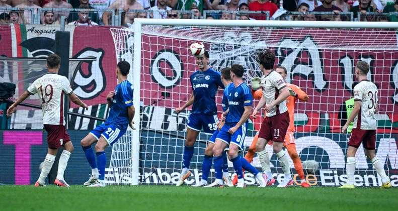 30.08.2026, xemx, Fussball 1.Bundesliga, FC Augsburg - FC Schalke 04 v.l. Nikola Katic (FC Schalke 04) rettet auf der Linie Torschuss von Robin Fellhauer (FC Augsburg) (DFL DFB REGULATIONS PROHIBIT ANY USE OF PHOTOGRAPHS as IMAGE SEQUENCES and or QUASI-VIDEO) Augsburg *** August 30, 2026, xemx, Soccer 1 Bundesliga, FC Augsburg vs. FC Schalke 04 – Nikola Katic saves on the line a shot on goal by Robin Fellhauer of FC Augsburg. DFL and DFB regulations prohibit any use of photographs as image sequences and or quasi-video. Augsburg