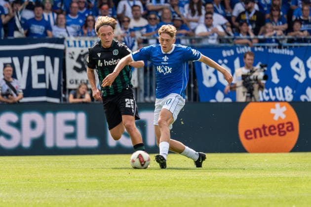 Spielszene, Zweikampf, Pass, Passspiel, Nicolas Verkooijen (SV Darmstadt 98, 10) spielt den Ball zu einem Mitspieler, l. Lars Gindorf (Hannover 96, 25), GER, SV Darmstadt 98 vs. Hannover 96, Fussball, 2. Bundesliga, 3. Spieltag, Saison 2026 2027, 30.08.2026, DFL REGULATIONS PROHIBIT ANY USE OF PHOTOGRAPHS AS IMAGE SEQUENCES AND OR QUASI-VIDEO, GER, SV Darmstadt 98 vs. Hannover 96, Fussball, 2. Bundesliga, 3. Spieltag, Saison 2026 2027, 30.08.2026 Darmstadt *** Game action, tackle, pass, passing play, Nicolas Verkooijen (SV Darmstadt 98, No. 10) passes the ball to a teammate, l Lars Gindorf (Hannover 96, No. 25), GER, SV Darmstadt 98 vs. Hannover 96, soccer, 2. Bundesliga, Matchday 3, 2026–2027 season, August 30, 2026, DFL regulations prohibit any use of photographs as image sequences and or quasi-video, GER, SV Darmstadt 98 vs. Hannover 96, soccer, 2. Bundesliga, Matchday 3, 2026–2027 season, August 30, 2026, Darmstadt Copyright: xEibner-Pressefoto J-NxGroemlingx EP_JGG
