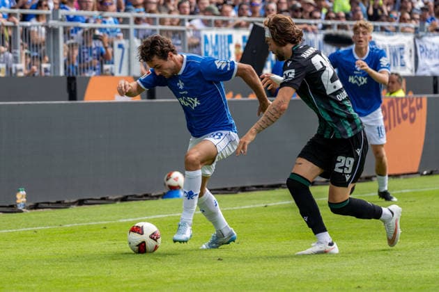Spielszene, Dribbling, Offensivaktion, Ballaktion, v.l. Christopher Lannert (SV Darmstadt 98, 28), Kolja Oudenne (Hannover 96, 29), GER, SV Darmstadt 98 vs. Hannover 96, Fussball, 2. Bundesliga, 3. Spieltag, Saison 2026 2027, 30.08.2026, DFL REGULATIONS PROHIBIT ANY USE OF PHOTOGRAPHS AS IMAGE SEQUENCES AND OR QUASI-VIDEO, GER, SV Darmstadt 98 vs. Hannover 96, Fussball, 2. Bundesliga, 3. Spieltag, Saison 2026 2027, 30.08.2026 Darmstadt *** Game action, dribbling, offensive play, ball action, from left: Christopher Lannert (SV Darmstadt 98), 28, Kolja Oudenne (Hannover 96), 29, GER, SV Darmstadt 98 vs. Hannover 96, soccer, 2. Bundesliga, Matchday 3, 2026–2027 season, August 30, 2026, DFL regulations prohibit any use of photographs as image sequences and or quasi-video, GER, SV Darmstadt 98 vs. Hannover 96, soccer, 2. Bundesliga, Matchday 3, 2026–2027 season, August 30, 2026, Darmstadt Copyright: xEibner-Pressefoto J-NxGroemlingx EP_JGG