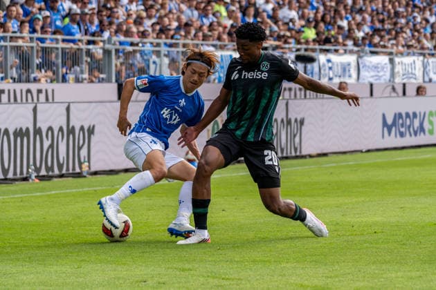 Spielszene, Dribbling, Zweikampf, Ballaktion, Aktion, v.l. Yosuke Furukawa (SV Darmstadt 98, 44), Daniel Okon (Hannover 96, 20), GER, SV Darmstadt 98 vs. Hannover 96, Fussball, 2. Bundesliga, 3. Spieltag, Saison 2026 2027, 30.08.2026, DFL REGULATIONS PROHIBIT ANY USE OF PHOTOGRAPHS AS IMAGE SEQUENCES AND OR QUASI-VIDEO, GER, SV Darmstadt 98 vs. Hannover 96, Fussball, 2. Bundesliga, 3. Spieltag, Saison 2026 2027, 30.08.2026 Darmstadt *** Game scene, dribbling, tackle, ball action, action, from left: Yosuke Furukawa, SV Darmstadt 98, 44, Daniel Okon Hannover 96, 20, GER, SV Darmstadt 98 vs. Hannover 96, soccer, 2. Bundesliga, Matchday 3, 2026–2027 season, August 30, 2026, DFL regulations prohibit any use of photographs as image sequences and or quasi-video, GER, SV Darmstadt 98 vs. Hannover 96, soccer, 2. Bundesliga, Matchday 3, 2026–2027 season, August 30, 2026, Darmstadt Copyright: xEibner-Pressefoto J-NxGroemlingx EP_JGG