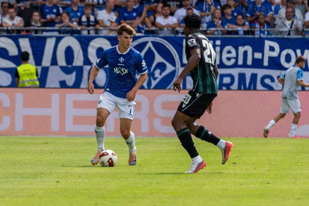 Spielszene, Offensivaktion, Dribbling, Ballaktion, Aktion, v.l. Noah Weisshaupt (SV Darmstadt 98, 07), Daniel Okon (Hannover 96, 20), GER, SV Darmstadt 98 vs. Hannover 96, Fussball, 2. Bundesliga, 3. Spieltag, Saison 2026 2027, 30.08.2026, DFL REGULATIONS PROHIBIT ANY USE OF PHOTOGRAPHS AS IMAGE SEQUENCES AND OR QUASI-VIDEO, GER, SV Darmstadt 98 vs. Hannover 96, Fussball, 2. Bundesliga, 3. Spieltag, Saison 2026 2027, 30.08.2026 Darmstadt *** Game play, offensive play, dribbling, ball action, action, from left: Noah Weisshaupt (SV Darmstadt 98), 07, Daniel Okon, Hannover 96, 20, GER, SV Darmstadt 98 vs. Hannover 96, soccer, 2. Bundesliga, Matchday 3, 2026–2027 season, August 30, 2026, DFL regulations prohibit any use of photographs as image sequences and or quasi-video, GER, SV Darmstadt 98 vs. Hannover 96, soccer, 2. Bundesliga, Matchday 3, 2026–2027 season, August 30, 2026, Darmstadt Copyright: xEibner-Pressefoto J-NxGroemlingx EP_JGG