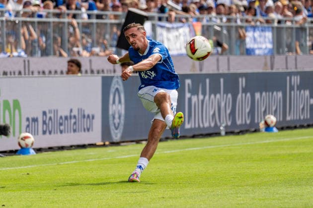 Spielszene, Freisteller Lance Duijvestijn (SV Darmstadt 98, 41) fuehrt einen Freistoss aus, GER, SV Darmstadt 98 vs. Hannover 96, Fussball, 2. Bundesliga, 3. Spieltag, Saison 2026 2027, 30.08.2026, DFL REGULATIONS PROHIBIT ANY USE OF PHOTOGRAPHS AS IMAGE SEQUENCES AND OR QUASI-VIDEO, GER, SV Darmstadt 98 vs. Hannover 96, Fussball, 2. Bundesliga, 3. Spieltag, Saison 2026 2027, 30.08.2026 Darmstadt *** Game scene, cutout of Lance Duijvestijn (SV Darmstadt 98), 41, taking a free kick, GER, SV Darmstadt 98 vs. Hannover 96, soccer, 2. Bundesliga, Matchday 3, 2026–2027 season, August 30, 2026, DFL regulations prohibit any use of photographs as image sequences and or quasi-video, GER, SV Darmstadt 98 vs. Hannover 96, soccer, 2. Bundesliga, Matchday 3, 2026–2027 season, August 30, 2026, Darmstadt Copyright: xEibner-Pressefoto J-NxGroemlingx EP_JGG