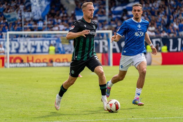 Spielszene, Dribbling, Offensivaktion, v.l. Maurice Neubauer (Hannover 96, 33), Lance Duijvestijn (SV Darmstadt 98, 41), GER, SV Darmstadt 98 vs. Hannover 96, Fussball, 2. Bundesliga, 3. Spieltag, Saison 2026 2027, 30.08.2026, DFL REGULATIONS PROHIBIT ANY USE OF PHOTOGRAPHS AS IMAGE SEQUENCES AND OR QUASI-VIDEO, GER, SV Darmstadt 98 vs. Hannover 96, Fussball, 2. Bundesliga, 3. Spieltag, Saison 2026 2027, 30.08.2026 Darmstadt *** Game action, dribbling, offensive play, from left: Maurice Neubauer, Hannover 96, 33, Lance Duijvestijn, SV Darmstadt 98, 41, GER, SV Darmstadt 98 vs. Hannover 96, soccer, 2. Bundesliga, Matchday 3, 2026–2027 season, August 30, 2026, DFL regulations prohibit any use of photographs as image sequences and or quasi-video, GER, SV Darmstadt 98 vs. Hannover 96, soccer, 2. Bundesliga, Matchday 3, 2026–2027 season, August 30, 2026, Darmstadt Copyright: xEibner-Pressefoto J-NxGroemlingx EP_JGG