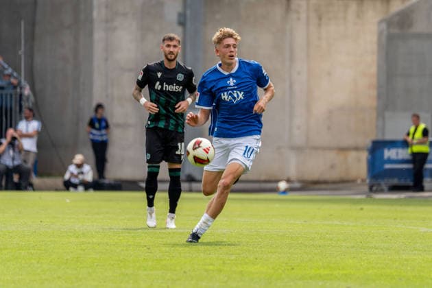 Spielszene, Freisteller, Portrait Nicolas Verkooijen (SV Darmstadt 98, 10) mit Ball, GER, SV Darmstadt 98 vs. Hannover 96, Fussball, 2. Bundesliga, 3. Spieltag, Saison 2026 2027, 30.08.2026, DFL REGULATIONS PROHIBIT ANY USE OF PHOTOGRAPHS AS IMAGE SEQUENCES AND OR QUASI-VIDEO, GER, SV Darmstadt 98 vs. Hannover 96, Fussball, 2. Bundesliga, 3. Spieltag, Saison 2026 2027, 30.08.2026 Darmstadt *** Game scene, cutout, portrait of Nicolas Verkooijen of SV Darmstadt 98, No. 10 with the ball, GER, SV Darmstadt 98 vs. Hannover 96, soccer, 2. Bundesliga, Matchday 3, 2026–2027 season, August 30, 2026, DFL regulations prohibit any use of photographs as image sequences and or quasi-video, GER, SV Darmstadt 98 vs. Hannover 96, soccer, 2. Bundesliga, Matchday 3, 2026–2027 season, August 30, 2026, Darmstadt Copyright: xEibner-Pressefoto J-NxGroemlingx EP_JGG