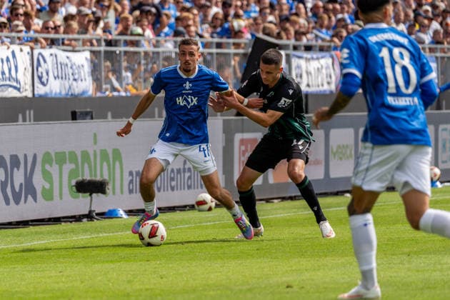 Spielszene, Zweikampf, v.l. Lance Duijvestijn (SV Darmstadt 98, 41), Bastian Allgeier (Hannover 96, 17), Raoul Petretta (SV Darmstadt 98, 18), GER, SV Darmstadt 98 vs. Hannover 96, Fussball, 2. Bundesliga, 3. Spieltag, Saison 2026 2027, 30.08.2026, DFL REGULATIONS PROHIBIT ANY USE OF PHOTOGRAPHS AS IMAGE SEQUENCES AND OR QUASI-VIDEO, GER, SV Darmstadt 98 vs. Hannover 96, Fussball, 2. Bundesliga, 3. Spieltag, Saison 2026 2027, 30.08.2026 Darmstadt *** Game action, tackle, from left: Lance Duijvestijn (SV Darmstadt 98), 41, Bastian Allgeier (Hannover 96), 17, Raoul Petretta (SV Darmstadt 98), 18, GER, SV Darmstadt 98 vs. Hannover 96, soccer, 2. Bundesliga, Matchday 3, 2026–2027 season, August 30, 2026, DFL regulations prohibit any use of photographs as image sequences and or quasi-video, GER, SV Darmstadt 98 vs. Hannover 96, soccer, 2. Bundesliga, Matchday 3, 2026–2027 season, August 30, 2026, Darmstadt Copyright: xEibner-Pressefoto J-NxGroemlingx EP_JGG
