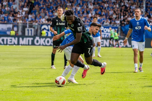 Spielszene, Zweikampf, v.l. Raoul Petretta (SV Darmstadt 98, 18), Mustapha Bundu (Hannover 96, 07), GER, SV Darmstadt 98 vs. Hannover 96, Fussball, 2. Bundesliga, 3. Spieltag, Saison 2026 2027, 30.08.2026, DFL REGULATIONS PROHIBIT ANY USE OF PHOTOGRAPHS AS IMAGE SEQUENCES AND OR QUASI-VIDEO, GER, SV Darmstadt 98 vs. Hannover 96, Fussball, 2. Bundesliga, 3. Spieltag, Saison 2026 2027, 30.08.2026 Darmstadt *** Game action, tackle, from left: Raoul Petretta (SV Darmstadt 98), 18, Mustapha Bundu (Hannover 96), 07, GER, SV Darmstadt 98 vs. Hannover 96, soccer, 2. Bundesliga, Matchday 3, 2026–2027 season, August 30, 2026, DFL regulations prohibit any use of photographs as image sequences and or quasi-video, GER, SV Darmstadt 98 vs. Hannover 96, soccer, 2. Bundesliga, Matchday 3, 2026–2027 season, August 30, 2026, Darmstadt Copyright: xEibner-Pressefoto J-NxGroemlingx EP_JGG