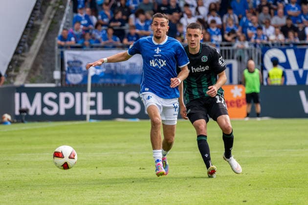 Spielszene, Zweikampf, v.l. Lance Duijvestijn (SV Darmstadt 98, 41), Bastian Allgeier (Hannover 96, 17), GER, SV Darmstadt 98 vs. Hannover 96, Fussball, 2. Bundesliga, 3. Spieltag, Saison 2026 2027, 30.08.2026, DFL REGULATIONS PROHIBIT ANY USE OF PHOTOGRAPHS AS IMAGE SEQUENCES AND OR QUASI-VIDEO, GER, SV Darmstadt 98 vs. Hannover 96, Fussball, 2. Bundesliga, 3. Spieltag, Saison 2026 2027, 30.08.2026 Darmstadt *** Game action, tackle, from left: Lance Duijvestijn (SV Darmstadt 98), 41, Bastian Allgeier (Hannover 96), 17, GER, SV Darmstadt 98 vs. Hannover 96, Soccer, 2. Bundesliga, Matchday 3, 2026–2027 season, August 30, 2026, DFL regulations prohibit any use of photographs as image sequences and or quasi-video, GER, SV Darmstadt 98 vs. Hannover 96, soccer, 2. Bundesliga, Matchday 3, 2026–2027 season, August 30, 2026, Darmstadt Copyright: xEibner-Pressefoto J-NxGroemlingx EP_JGG