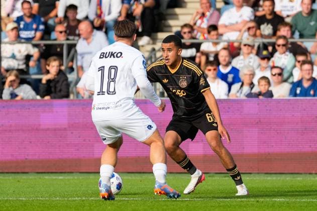 VELSEN-ZUID , 30-08-2026 , BUKO Stadion , season 2026 2027 , Dutch Eredivisie football , match between Telstar and Ajax , Picture shows Telstar player Gabi Caschili and AFC Ajax player Abdellah Ouazane Telstar - Ajax  x206255175x Copyright: