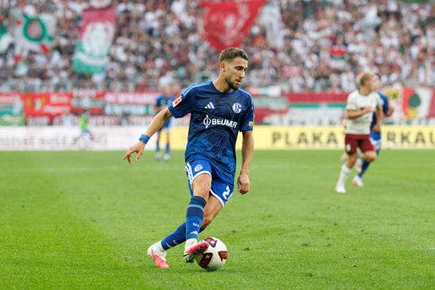 Adil Aouchiche (24, FC Schalke 04) beim Spiel zwischen FC Augsburg v FC Schalke 04, Fussball, Herren, Bundesliga, 2026 2027, 1.Spieltag am 30.08.2026 in Augsburg, WWK ARENA. DFL and DFB regulations prohibit any use of photographs as image sequences and or quasi-video. Bayern Deutschland *** Adil Aouchiche, 24, FC Schalke 04, during the match between FC Augsburg and FC Schalke 04, soccer, men s, Bundesliga, 2026–2027, Matchday 1 on August 30, 2026, in Augsburg, WWK ARENA. DFL and DFB regulations prohibit any use of photographs as image sequences and or quasi-video. Bavaria, Germany