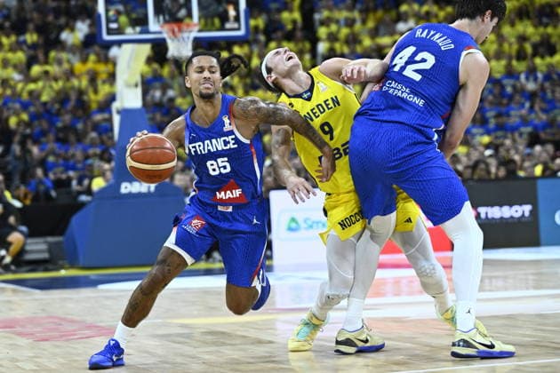 STOCKHOLM, SWEDEN 20260830 France s Matthew Strazel and Maxime Raynaud against Sweden s Pelle Larsson during the Fiba World Cup Qualifier, second round group L, basket ball match between Sweden and France at Avicii Arena in Stockholm, Sweden August 30, 2026. STOCKHOLM SWEDEN x10080x