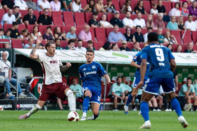 Fussball: Deutschland: 1. Bundesliga 2026 2027 - 1. Spieltag, 30.08.2026 - FC Augsburg vs. FC Schalke 04 (WWK Arena, Augsburg); Calvin Brackelmann (2, FC Augsburg), Junior Adamu (20, FC Schalke 04) *** Soccer, Germany, Bundesliga 1, 2026–2027, Matchday 1, August 30, 2026: FC Augsburg vs. FC Schalke 04, WWK Arena, Augsburg; Calvin Brackelmann (2), FC Augsburg; Junior Adamu (20), FC Schalke 04 Copyright: xValentinxDomgjonix