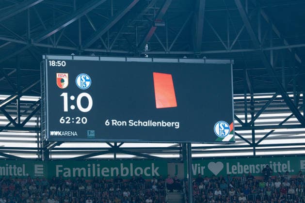 Fussball: Deutschland: 1. Bundesliga 2026 2027 - 1. Spieltag, 30.08.2026 - FC Augsburg vs. FC Schalke 04 (WWK Arena, Augsburg); Ron Schallenberg (6, FC Schalke 04) muss vom Platz, Rote Karte, FC Schalke 04, Anzeigetafel *** Soccer Germany 1 Bundesliga 2026–2027 Matchday 1, August 30, 2026 FC Augsburg vs. FC Schalke 04 WWK Arena, Augsburg Ron Schallenberg 6, FC Schalke 04 sent off, red card, FC Schalke 04, scoreboard Copyright: xValentinxDomgjonix