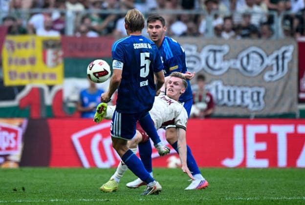 30.08.2026, xemx, Fussball 1.Bundesliga, FC Augsburg - FC Schalke 04 v.l. Timo Becker (FC Schalke 04), Anton Kade (FC Augsburg) Zweikampf, Aktion, action, battle for the ball (DFL DFB REGULATIONS PROHIBIT ANY USE OF PHOTOGRAPHS as IMAGE SEQUENCES and or QUASI-VIDEO) Augsburg *** August 30, 2026, xemx, Soccer, Bundesliga 1, FC Augsburg vs. FC Schalke 04, Timo Becker, FC Schalke 04, Anton Kade, FC Augsburg—tackle, action, battle for the ball. DFL and DFB regulations prohibit any use of photographs as image sequences and or quasi-video. Augsburg