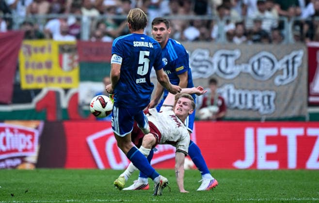 30.08.2026, xemx, Fussball 1.Bundesliga, FC Augsburg - FC Schalke 04 v.l. Timo Becker (FC Schalke 04), Anton Kade (FC Augsburg) Zweikampf, Aktion, action, battle for the ball (DFL DFB REGULATIONS PROHIBIT ANY USE OF PHOTOGRAPHS as IMAGE SEQUENCES and or QUASI-VIDEO) Augsburg *** August 30, 2026, xemx, Soccer, Bundesliga 1, FC Augsburg vs. FC Schalke 04, Timo Becker, FC Schalke 04, Anton Kade, FC Augsburg—tackle, action, battle for the ball. DFL and DFB regulations prohibit any use of photographs as image sequences and or quasi-video. Augsburg
