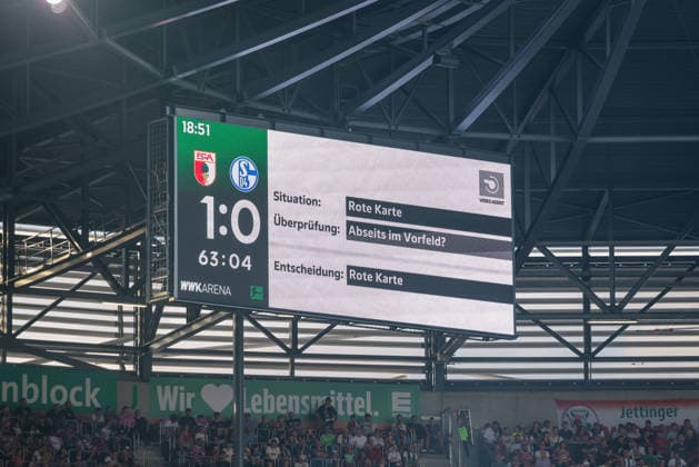 VAR Ueberpruefung der roten Karte fuer Ron Schallenberg (FC Schalke 04, 06), Anzeigentafel, GER, FC Augsburg vs. FC Schalke 04, Fussball, Bundesliga, 1. Spieltag, Saison 2026 2027, 30.08.2026, DFL DFB REGULATIONS PROHIBIT ANY USE OF PHOTOGRAPHS as IMAGE SEQUENCES and or QUASI-VIDEO, GER, FC Augsburg vs. FC Schalke 04, Fussball, Bundesliga, 1. Spieltag, Saison 2026 2027, 30.08.2026 Augsburg *** VAR review of the red card shown to Ron Schallenberg of FC Schalke 04, 06, scoreboard, GER, FC Augsburg vs. FC Schalke 04, soccer, Bundesliga, Matchday 1, 2026–2027 season, August 30, 2026, DFL and DFB regulations prohibit any use of photographs as image sequences and or quasi-video, GER, FC Augsburg vs. FC Schalke 04, soccer, Bundesliga, Matchday 1, 2026–2027 season, August 30, 2026, Augsburg Copyright: xEibner-Pressefoto JennixMaulx EP_JML